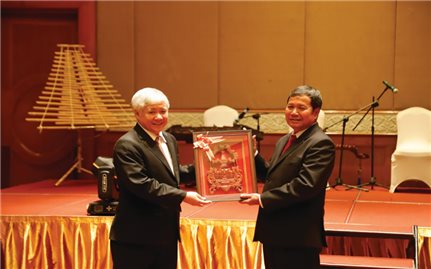 Bộ trưởng, Chủ nhiệm UBDT Đỗ Văn Chiến tiếp Đoàn cấp cao Ủy ban Trung ương Mặt trận Lào xây dựng đất nước