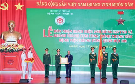 Thủ tướng Nguyễn Xuân Phúc trao danh hiệu Anh hùng lực lượng vũ trang nhân dân thời kỳ chống Pháp cho Bệnh viện Trung ương Quân đội 108.