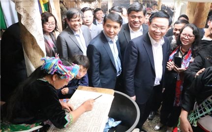 Phó Thủ tướng Chính phủ Vương Đình Huệ thăm bản du lịch cộng đồng Sin Suối Hồ