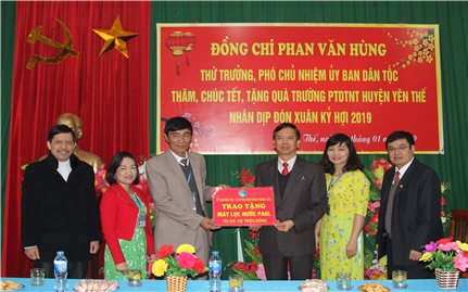Thứ trưởng, Phó Chủ nhiệm Ủy ban Dân tộc Phan Văn Hùng: Thăm, chúc Tết tại tỉnh Bắc Giang