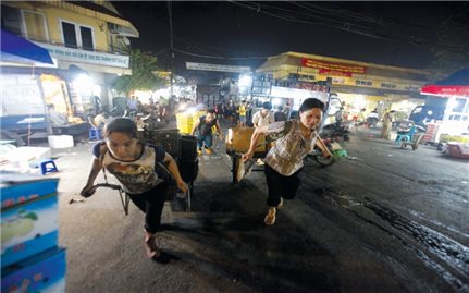 Di cư tìm việc làm ở thành phố: Điểm tựa nào cho lao động nữ?