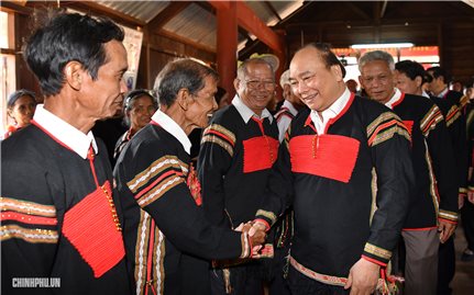 Thủ tướng thăm hỏi, trao quà Tết cho đồng bào dân tộc Tây Nguyên