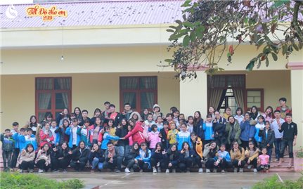 “TếT đỏ cho em 2019”: Thắp lửa yêu thương, trao tình ấm áp