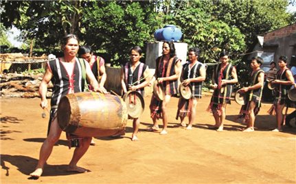 Klũh trên đường trở thành làng kiểu mẫu