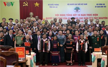 Già làng làm, dân làng làm theo...