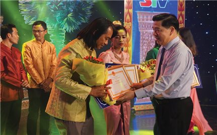 Ủy ban Dân tộc: Tặng nhiều bằng khen tại Liên hoan ca, múa, nhạc Khmer