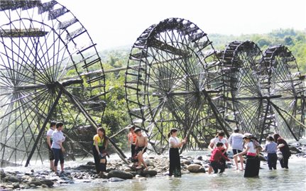 Đồng bào Dao ở Sì Thâu Chải làm du lịch