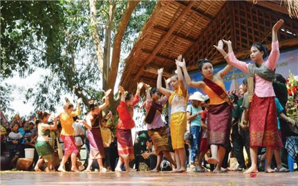Duyên dáng điệu múa lăm vông của người Lào