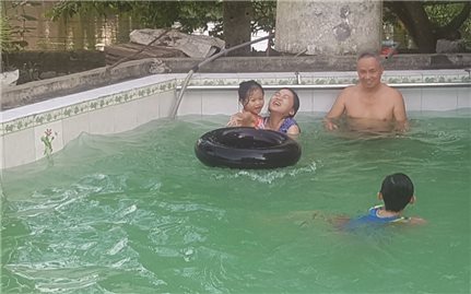 Ông giáo già dạy bơi miễn phí cho học sinh