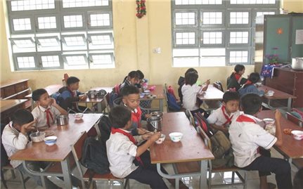 Giáo viên Trường Tiểu học Đăk Glei lập bếp ăn nuôi học trò