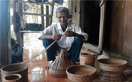 Tìm giải pháp khôi phục nghề đan của người Vân Kiều