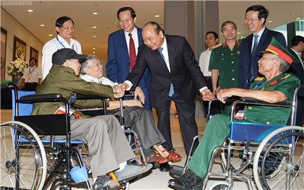 Những tấm gương sáng lay động lòng người, thôi thúc chúng ta