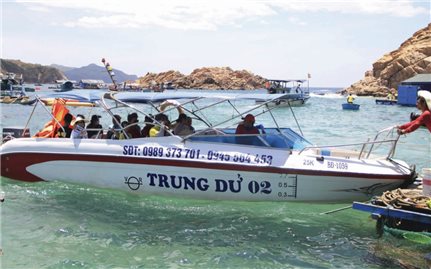 Bình Định: Hiểm nguy từ những bè du lịch trôi nổi trên biển