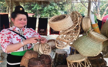 Nà Tấu (Điện Biên): Giữ truyền thống làng nghề mây tre đan