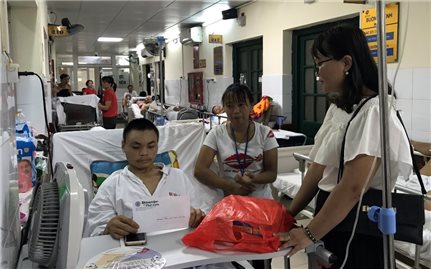 Báo Dân tộc và Phát triển: Thăm và tặng quà gia đình người bị tai nạn lao động