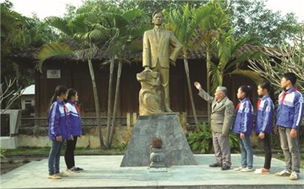 Thăm Khu tưởng niệm chiến sĩ Hoàng Đình Giong
