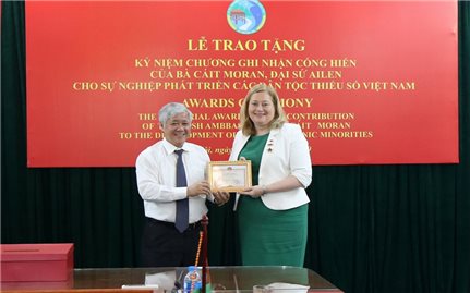 Bộ trưởng, Chủ nhiệm Ủy ban Dân tộc Đỗ Văn Chiến trao tặng Kỷ niệm chương “Vì sự nghiệp phát triển các dân tộc” cho bà Cáit Moran, Đại sứ Ai Len tại Việt Nam.