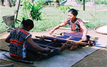 Phục hồi nghề dệt thổ cẩm cho người Cơ-tu