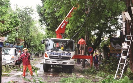 Điện lực miền Bắc nỗ lực khắc phục sự cố sau bão số 3