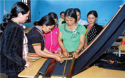 Giáo dục tại chỗ-Giải pháp nâng cao trình độ cho phụ nữ