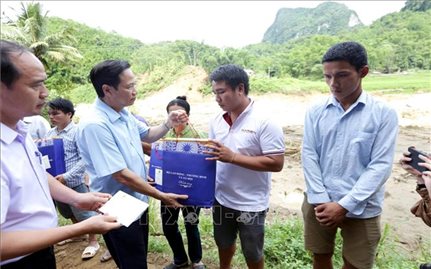Chia sẻ khó khăn với người dân vùng lũ Quan Sơn (Thanh Hóa)