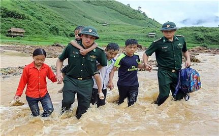 Thủ tướng đề nghị bảo đảm an toàn cho học sinh vùng mưa lũ miền Trung