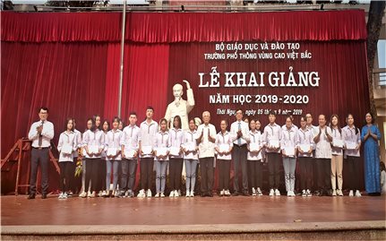 Thứ trưởng, Phó Chủ nhiệm Ủy ban Dân tộc Phan Văn Hùng dự Lễ Khai giảng năm học mới tại Trường Phổ thông Vùng cao Việt Bắc