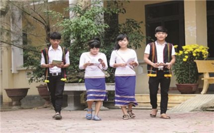 Bản sắc dân tộc Cor theo học sinh tới trường