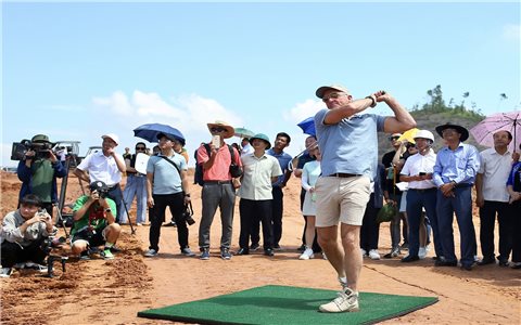 Huyền thoại golf thế giới Greg Norman thực hiện cú swing đầu tiên tại Dự án sân golf Văn Lang Empire