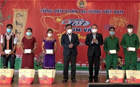 Phó Chủ tịch Quốc hội Nguyễn Đức Hải tặng quà cho công nhân đồng bào DTTS tại Gia Lai