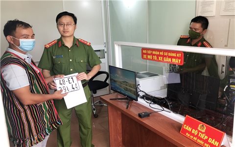 Ngày đầu tiên người dân Đắk Nông làm thủ tục đăng ký xe tại Công an cơ sở