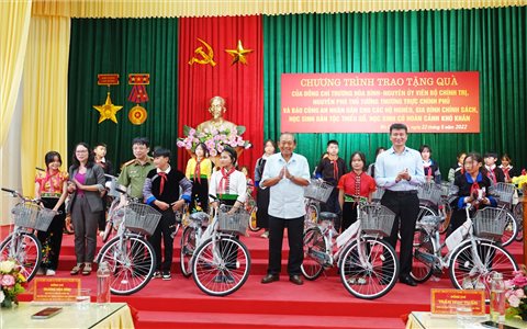 Nguyên Phó Thủ tướng Thường trực Trương Hòa Bình thăm, tặng quà tại tỉnh Yên Bái