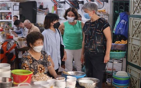 Ngoại trưởng Australia ghé thăm Việt Nam và thưởng thức phở gà