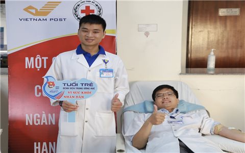 Sau bão Noru, 150 y, bác sĩ tham gia tình nguyện hiến máu