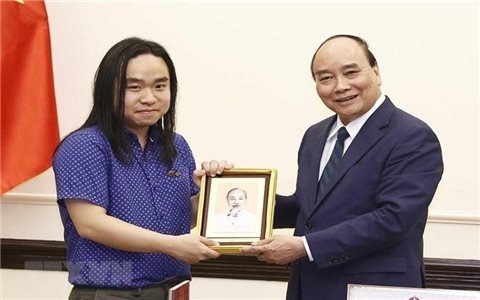 Chủ tịch nước Nguyễn Xuân Phúc gặp tài năng trẻ trong lĩnh vực văn học