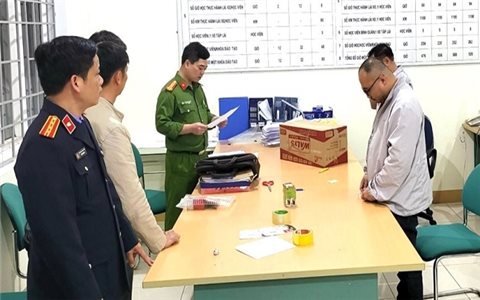 Bắt tạm giam Giám đốc trung tâm sát hạch lái xe ở Hòa Bình