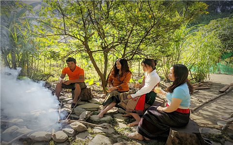 Người Bru-Vân Kiều ở Ho Rum làm “công nghiệp không khói"