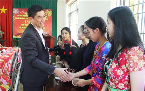 Thứ trưởng, Phó Chủ nhiệm Y Vinh Tơr thăm, chúc Tết, tặng quà học sinh Trường THPT Dân tộc nội trú Nơ Trang Lơng