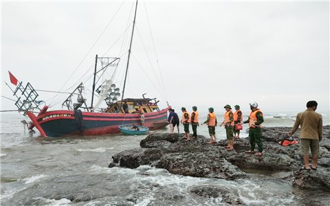 Quảng Trị: Ứng cứu thành công tàu cá và 10 thuyền viên gặp nạn trên biển