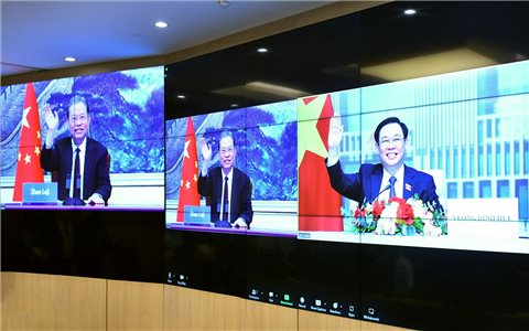 Chủ tịch Quốc hội Vương Đình Huệ hội đàm trực tuyến với Ủy viên trưởng Nhân đại toàn quốc Trung Quốc Triệu Lạc Tế