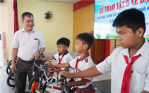 Ban Dân tộc tỉnh Kiên Giang: Phối hợp trao tặng xe đạp cho học sinh có hoàn cảnh khó khăn tại huyện Châu Thành