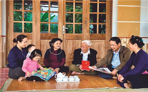 Vợ chồng đảng viên lão làng tuổi đời, tuổi Đảng