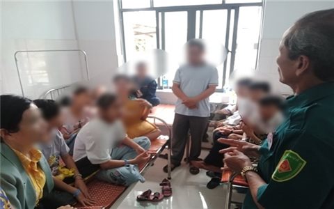 18 học sinh nhập viện sau khi uống trà sữa, ăn trái cây lắc