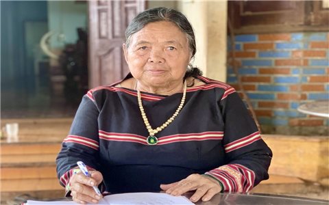 Có một nữ già làng được “kế vị” từ chồng