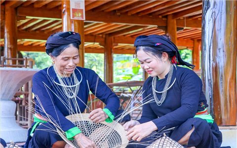 Nón lá 2 mê của người Tày ở Hà Giang