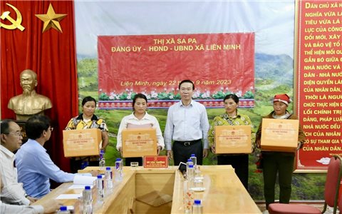 Chủ tịch nước Võ Văn Thưởng thăm hỏi người dân vùng lũ xã Liên Minh