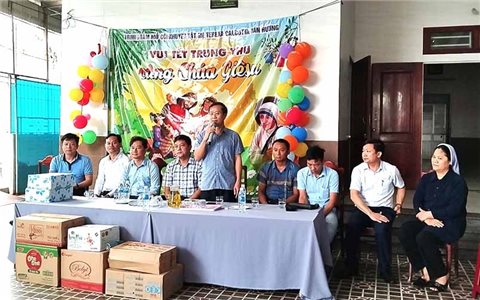 Nghệ An: Tặng quà cho học sinh DTTS vùng tái định cư