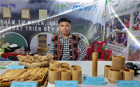 Nhóm bạn trẻ người Vân Kiều phát triển sản phẩm tre nứa mang hồn dân tộc