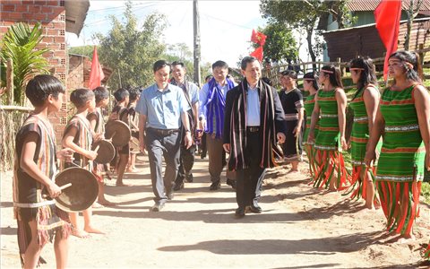 Bí thư Tỉnh uỷ Kon Tum Dương Văn Trang dự Ngày hội Đại đoàn kết toàn dân tộc tại thôn Kon Vơng Kia