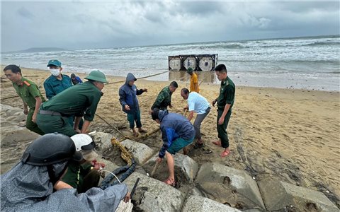 Quảng Ngãi: Phát hiện bồn kim loại và xà lan trôi dạt trên biển